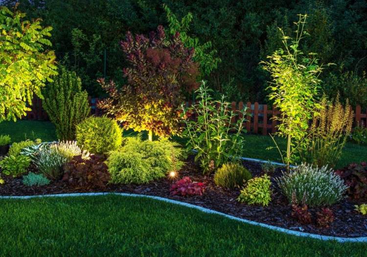 iluminação led para jardim ideia canteiro de flores elegante