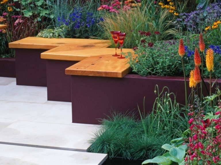 banco de jardim feito de madeira, assento de aço inoxidável, flores, cama elevada, colorido