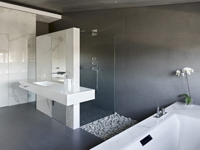 Equipamento completo moderno do banheiro em cores neutras