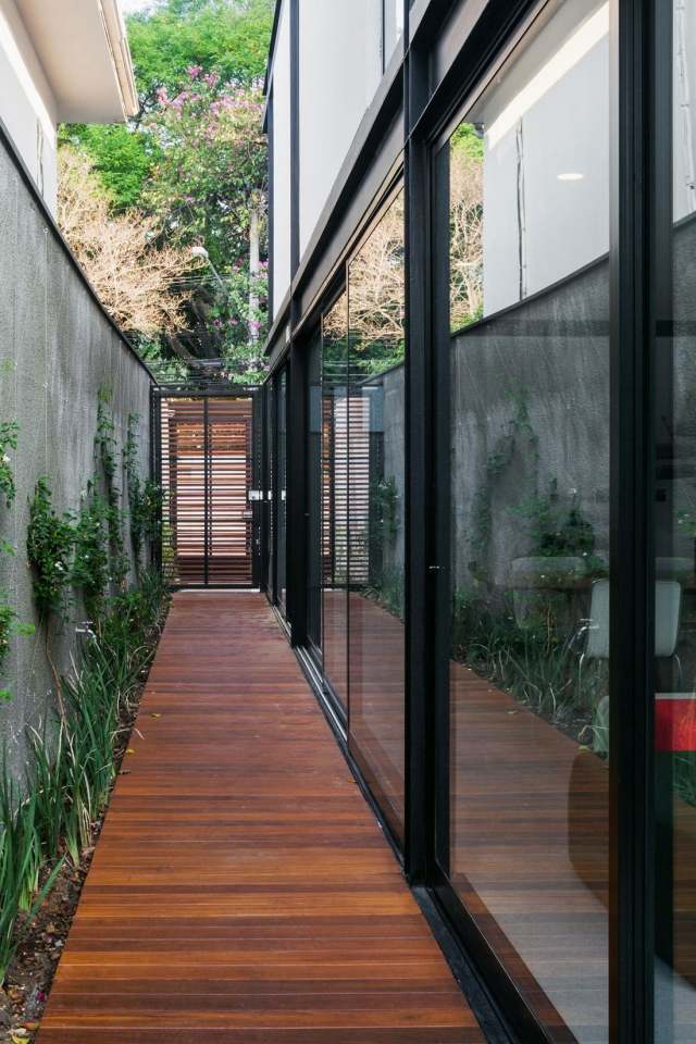 renovação moderna-casa-calçada-assoalho de madeira-vidro-portas de correr