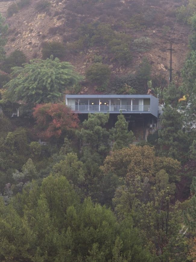 Construção de concreto armado com telhado plano de residência moderna