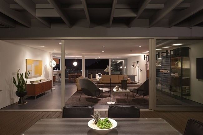 Villa Hillside Califórnia com Design de Interiores com Piso Aberto e Design de Interiores em Estilo Loft