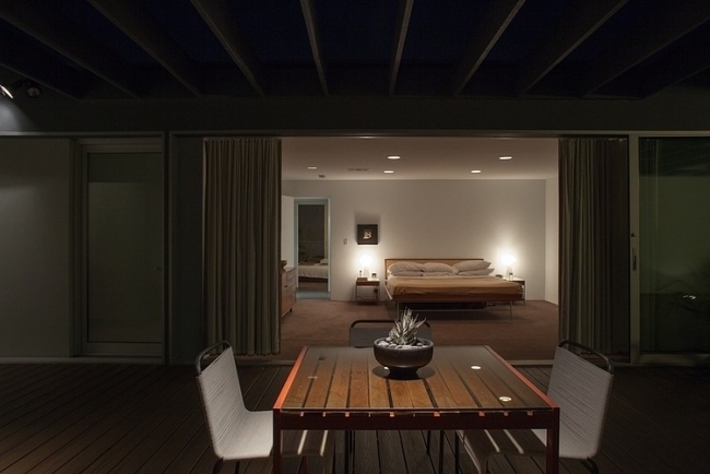 Residência Sessa, quarto, deck de madeira, acesso ao deck de madeira, varanda térrea, mesa de madeira