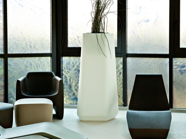O design do vaso de flores usa branco minimalista interno e externo