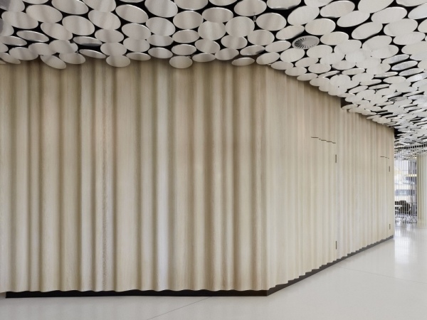 design de cantina de cortinas bege da revista Mirror