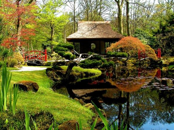 Pavilhão magnífico de jardins japoneses no jardim zen