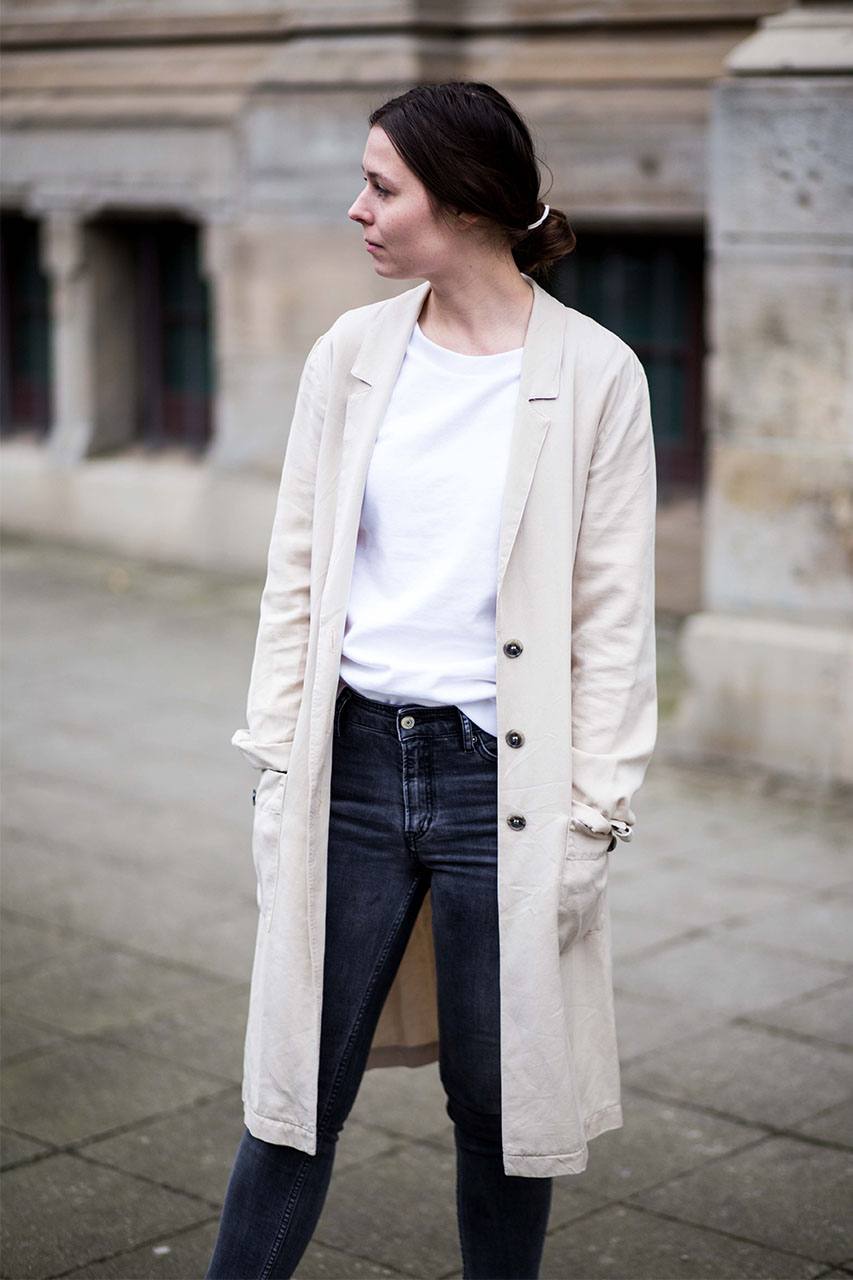 O gabardine como capa de chuva para mulheres fica bem esportivo e elegante com jeans