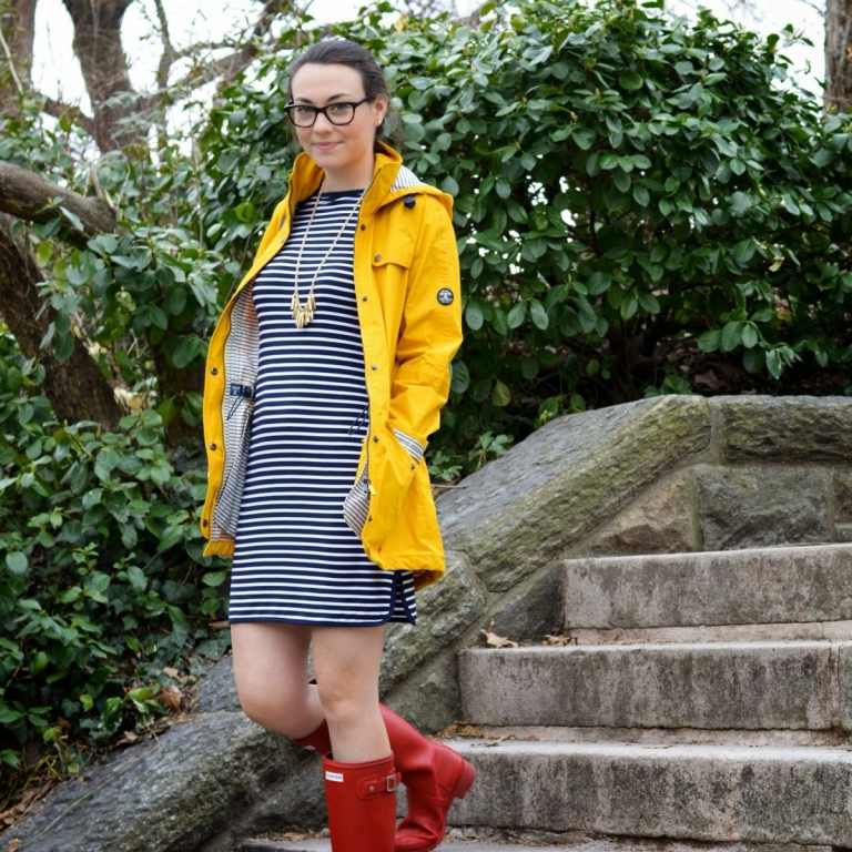 Vestido listrado com capa de chuva amarela e botas de borracha vermelhas