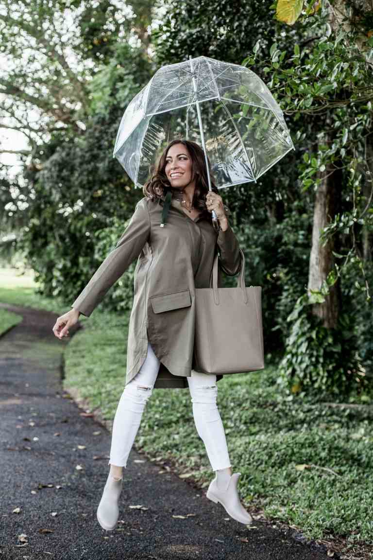 Dicas de roupas de chuva para mulheres no verão