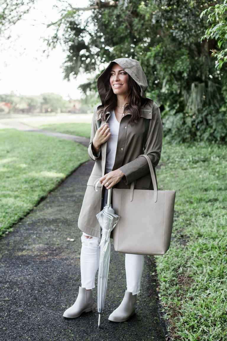 Botas de chuva e capas de chuva para uma roupa moderna para mulheres no verão