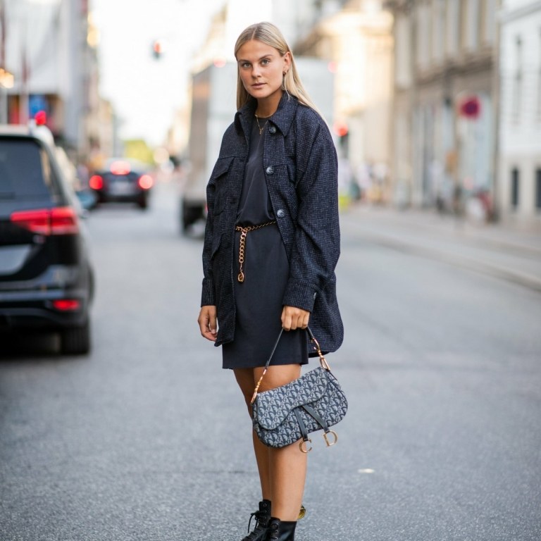 Combine um vestido leve de verão com sobretudo e botas para um dia chuvoso de verão