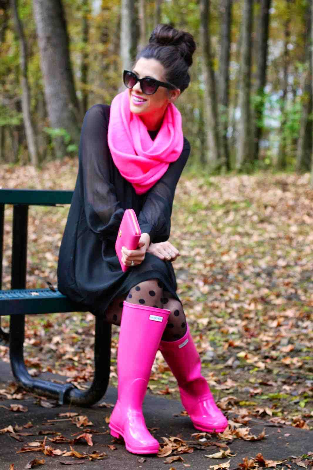 Rainwear para mulheres em rosa e preto com botas de borracha e lenço