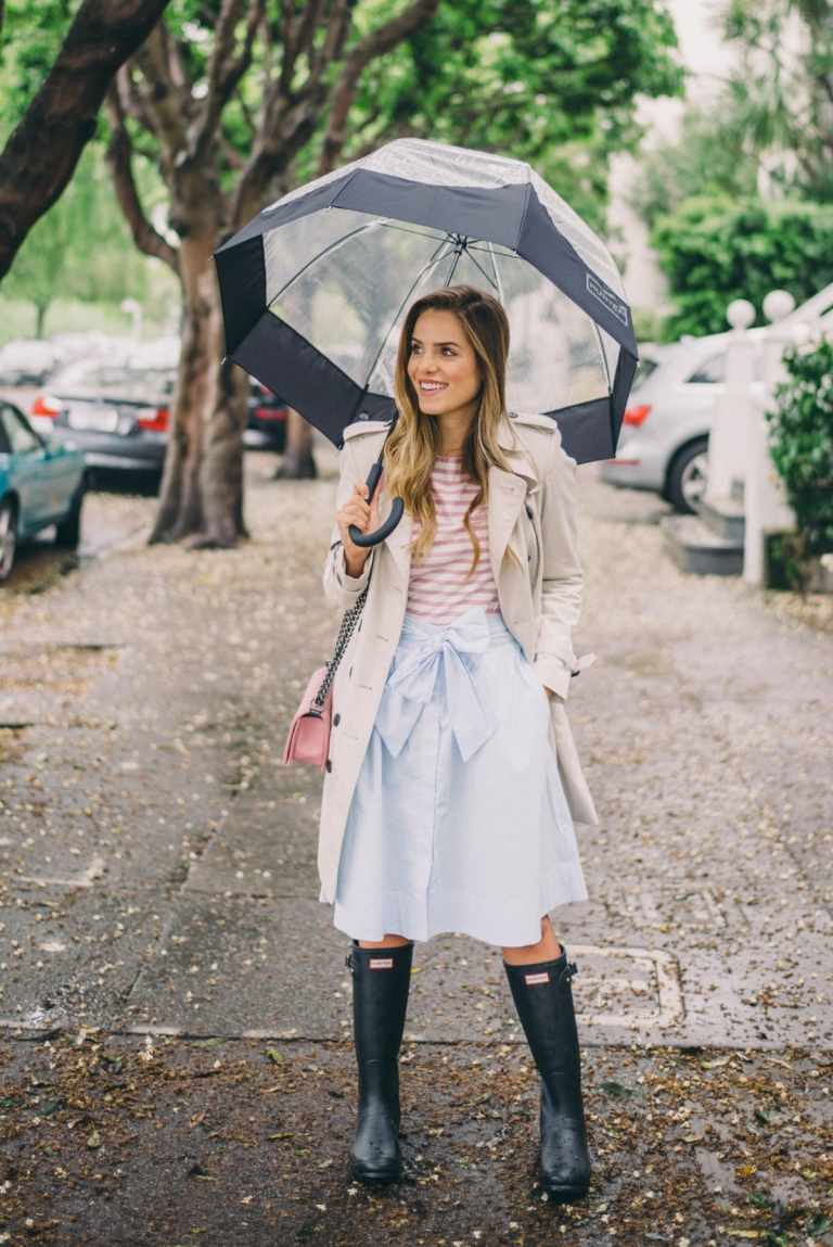 Saia fofa com botas de borracha e sobretudo para a chuva