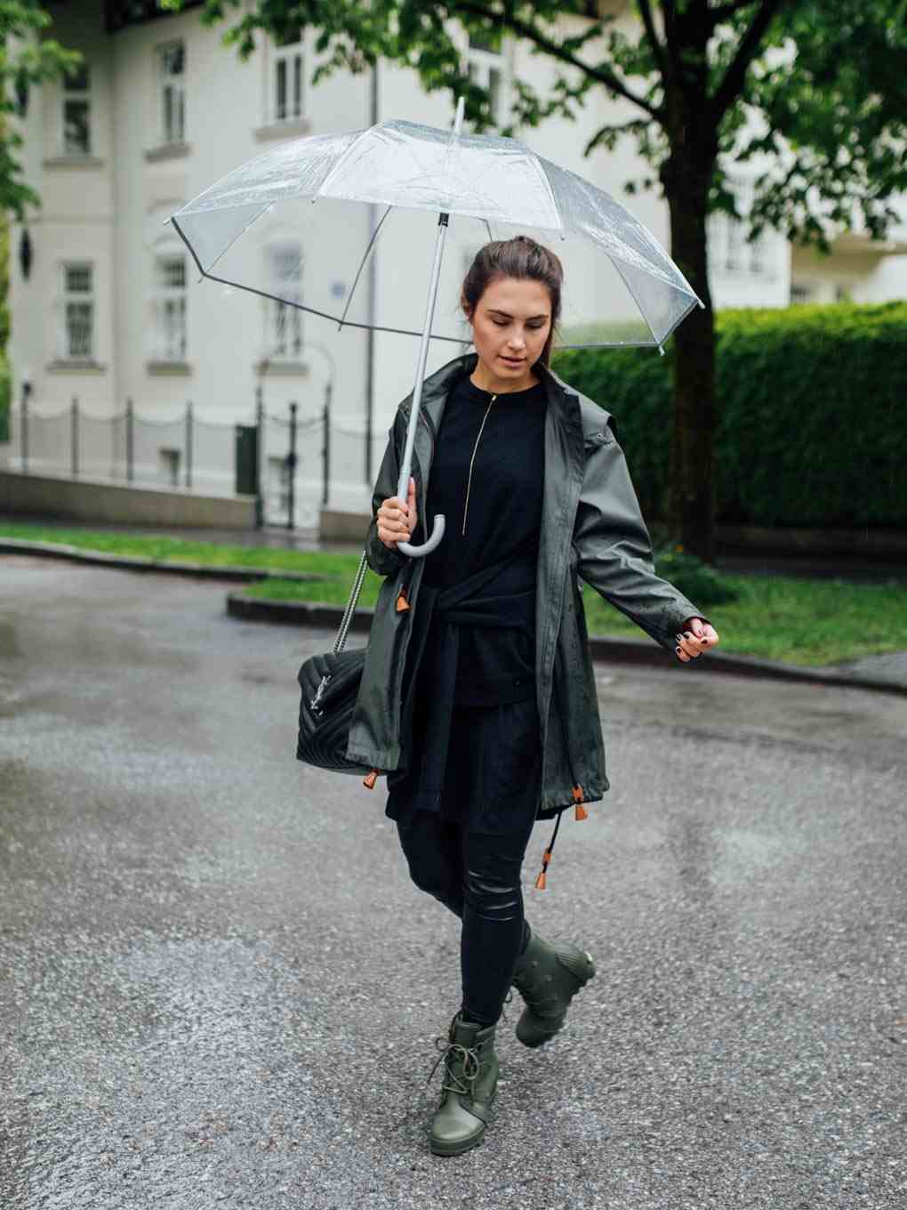 Roupa de chuva para mulheres no verão em preto e verde escuro com botas