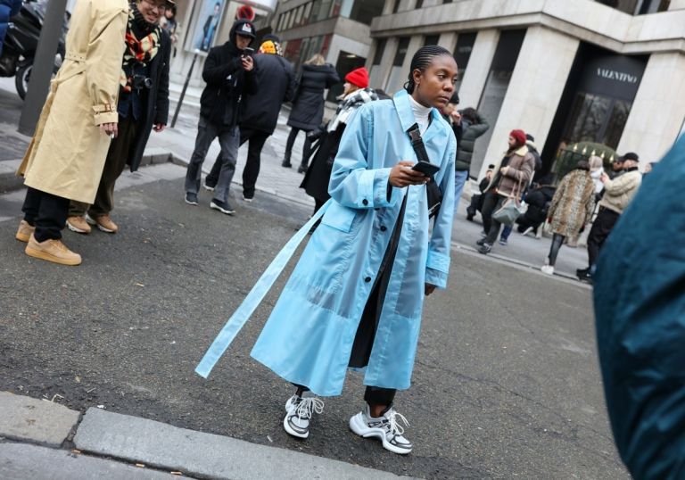 Capa de chuva larga azul claro e tênis para o estilo de rua no verão quando chove