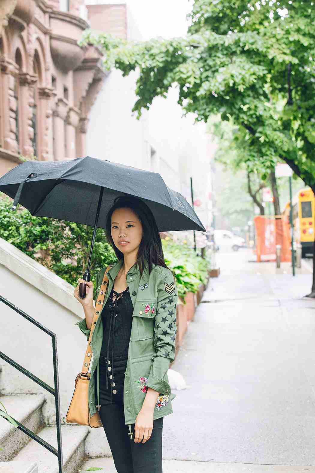 Sugestão de capa de chuva para mulher em preto e cáqui