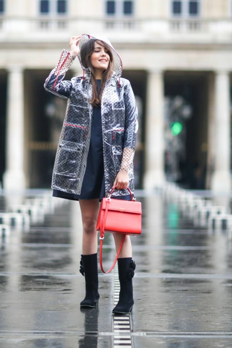 Uma capa de chuva transparente oferece um vislumbre da roupa feminina por baixo