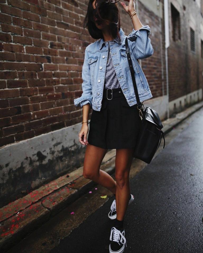 Roupa de chuva esportiva e elegante para mulheres com saia, tênis e jaqueta jeans