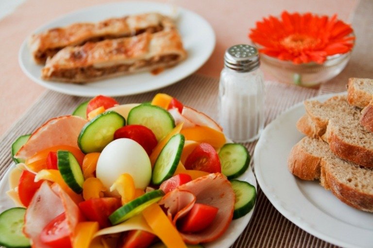pontos dieta café da manhã saudável salada pepino ovo pão integral