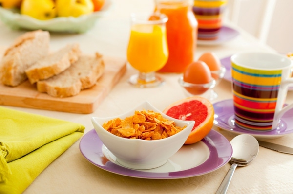 alimentação saudável frutas suco café da manhã peça cores fortes pratos