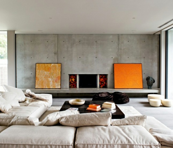 móveis estofados de parede de concreto aparente com detalhes em laranja