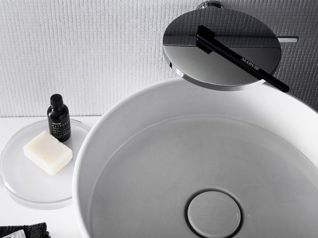 prateleira de torneira de banheiro com material inovador em cerâmica