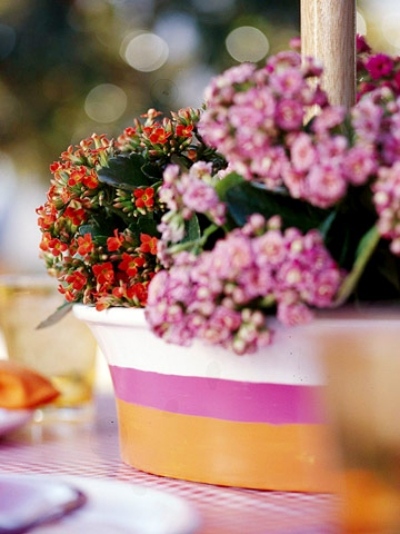 decoração de festa no jardim com vaso de motivos coloridos