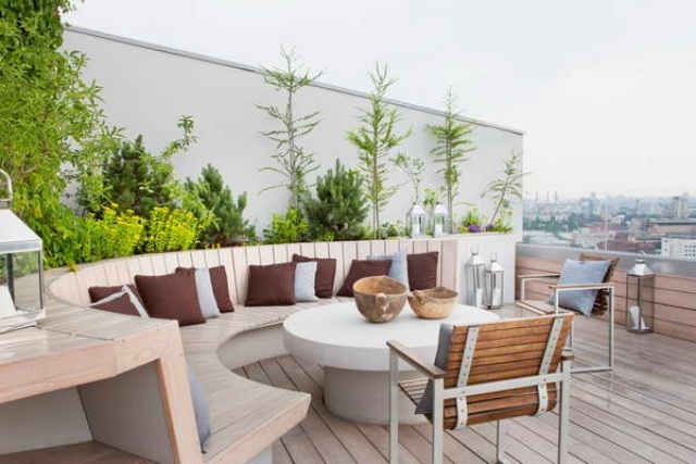 Configure a área de estar na varanda do telhado - móveis de madeira, sofá de canto moderno