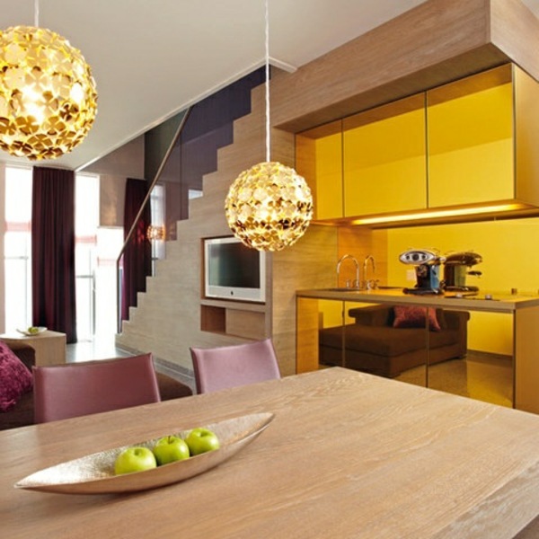 amarelo-cozinha-armários-lindas-luzes pendentes