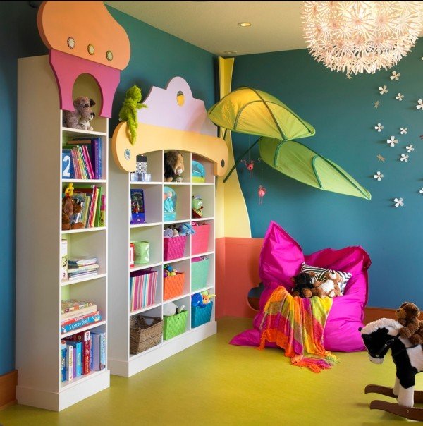 Prateleiras de móveis coloridos para sala de crianças, almofadas de chão aberto, decoração de parede de iluminação