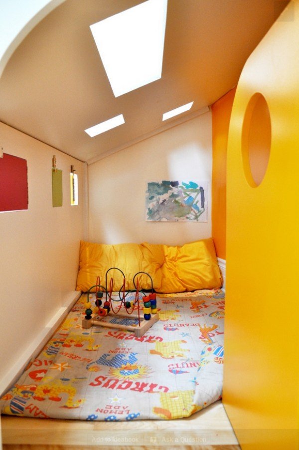 Sala de jogos para crianças Almofadas de chão, área de estar, esquema de cores amarelo na parede