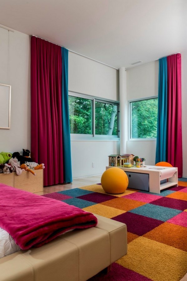 Projeto da área de estar da sala de jovens Pufe tapete Cortinas coloridas azul-púrpura profundo