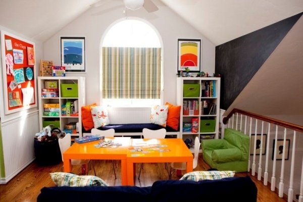Área de recreação colorida - para crianças - móveis de mesa laranja com design - móveis ergonômicos adequados para crianças