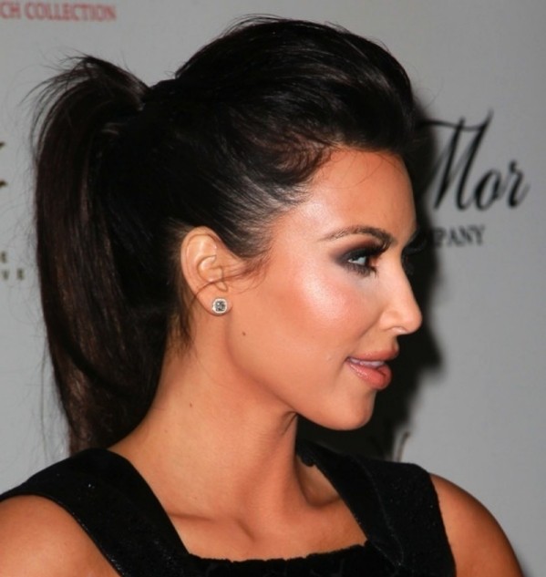 Kim penteado elegante com perfil de cauda de cavalo