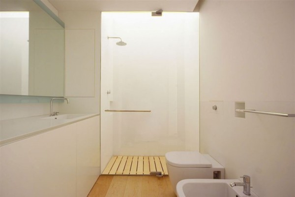 apartamento duplex banheiro branco minimalista