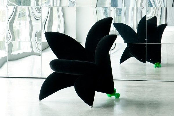 Poltrona de design Edra Obtém em forma de lírio preto