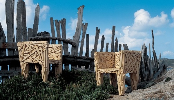 Poltrona de design by Edra Favela estilo rústico de madeira