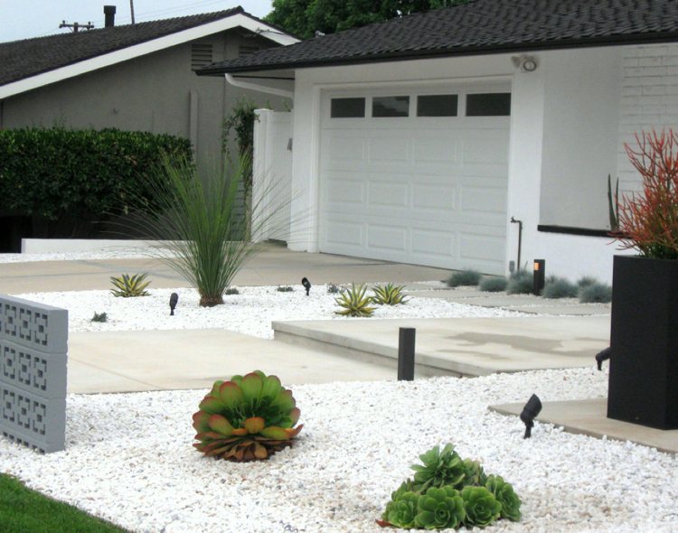 Projeto do jardim frontal branco-ornamental-cascalho-seco-plantas-luzes negras