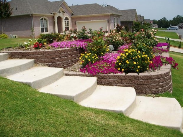 Escadas no jardim constroem canteiros de flores do muro de contenção de concreto fundido