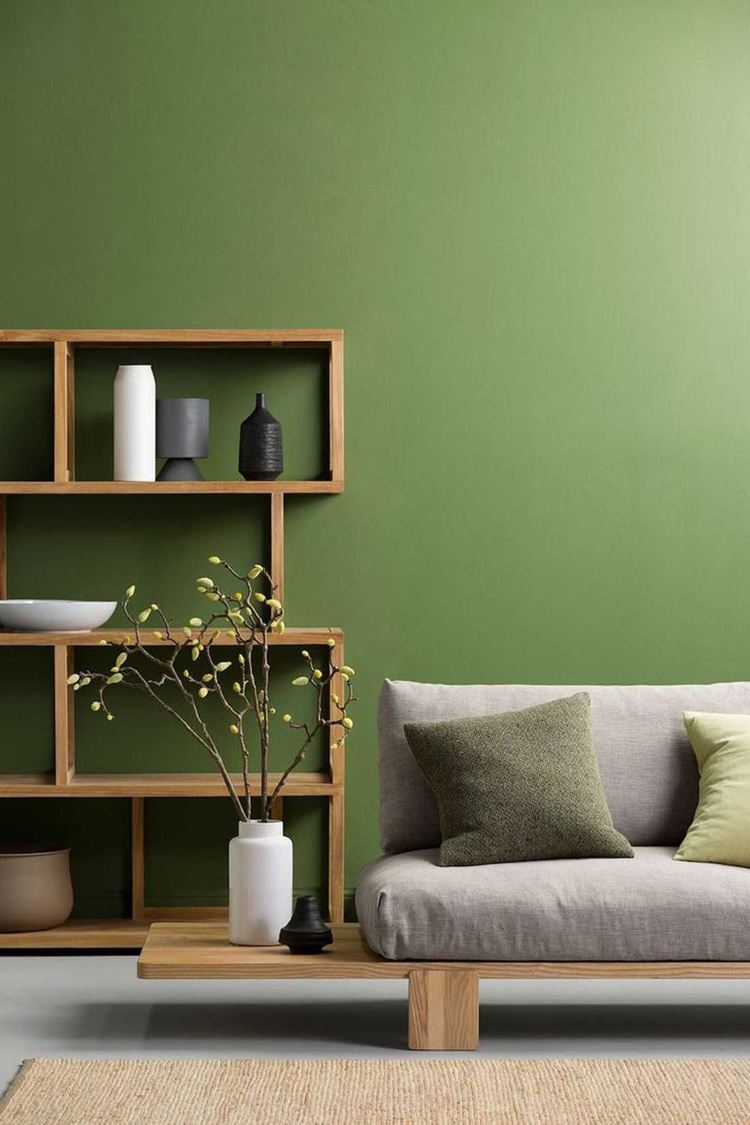 Cor da parede da sala de estar feng shui verde elemento de madeira prateleira de madeira sofá cinza