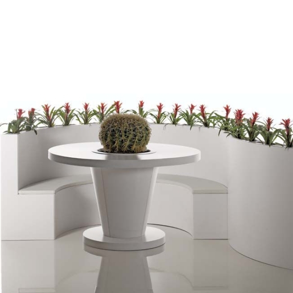 O mobiliário de jardim de alumínio branco da mesa Bysteel com plantador no meio