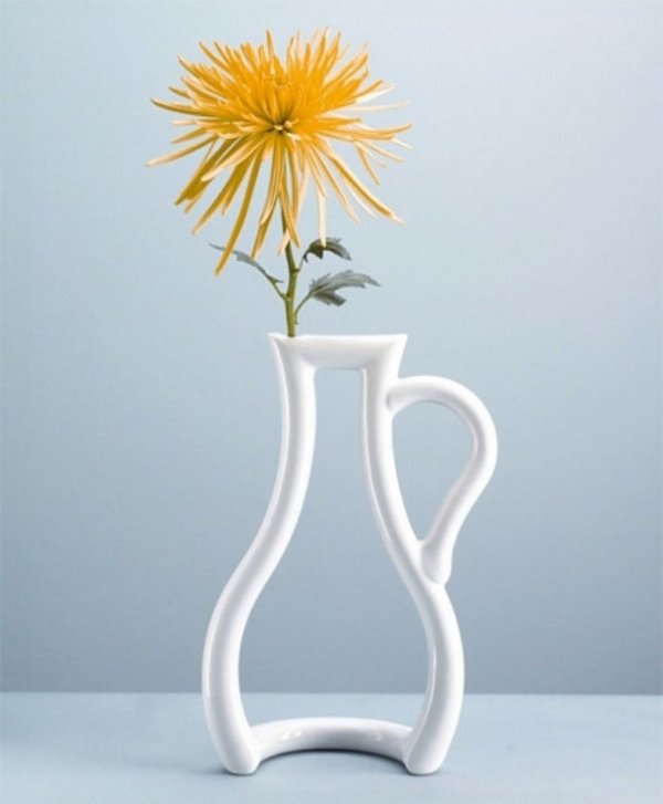 O desenho do vaso de contorno consiste em silhuetas de contornos de porcelana