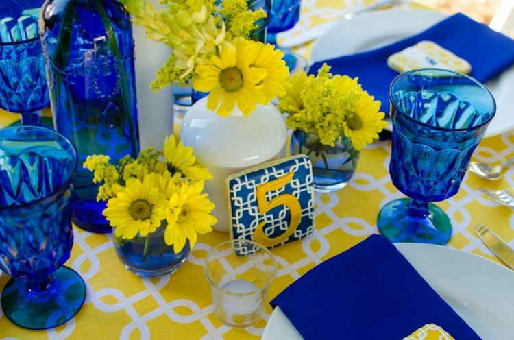 casamento amuletos decoração de mesa azul amarelo flores cores