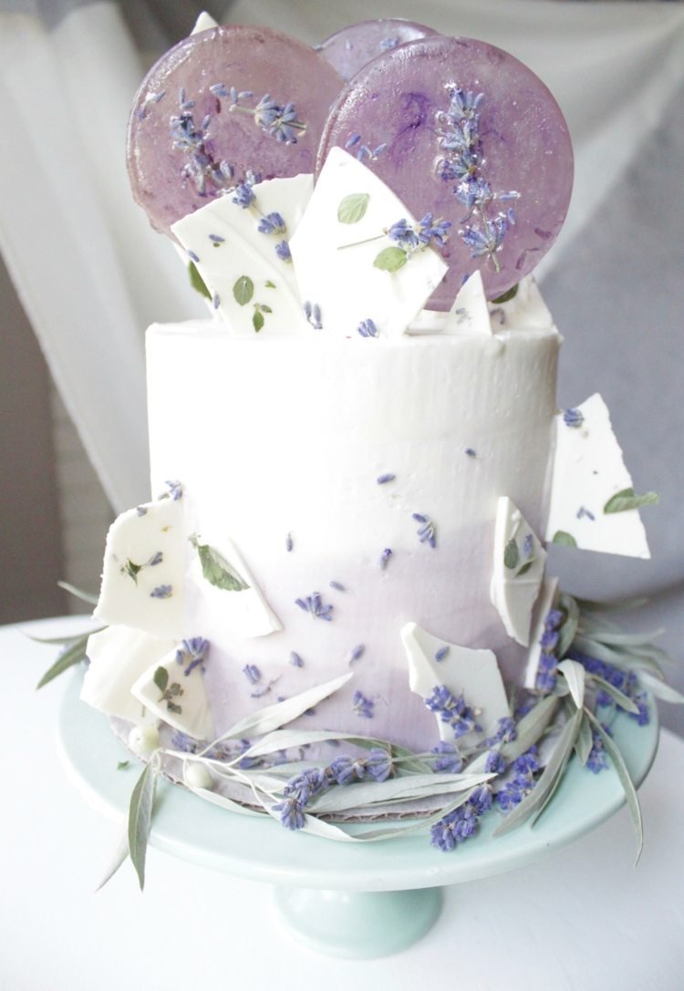 bolo de casamento ramos de lavanda fresca decoração símbolos da sorte amuleto da sorte casamento