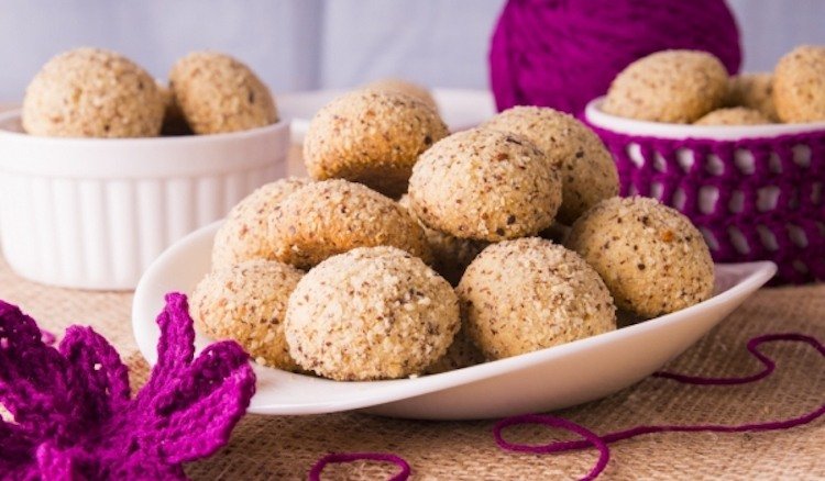 biscoitos low carb em forma de bola com farinha de noz