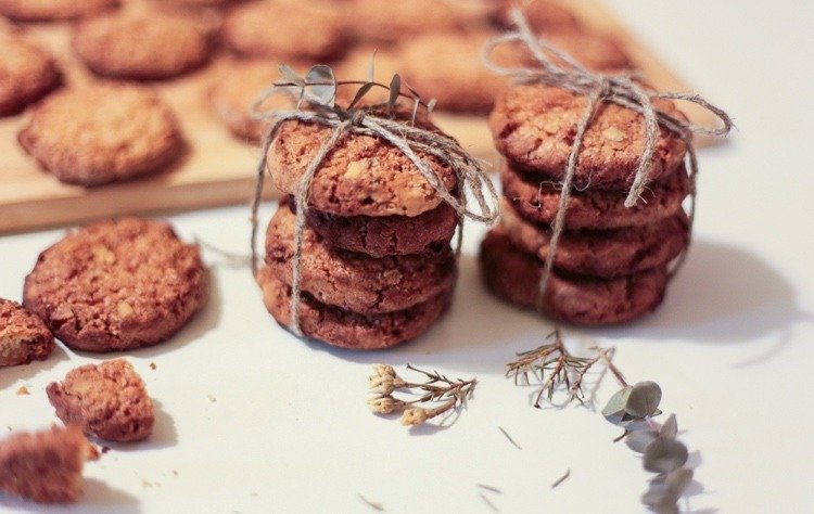 Asse biscoitos de farinha de nozes com eritrol e farinha de coco