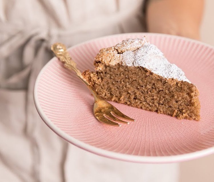 Bolo feito com farinha de nozes, ovos e receita de açúcar