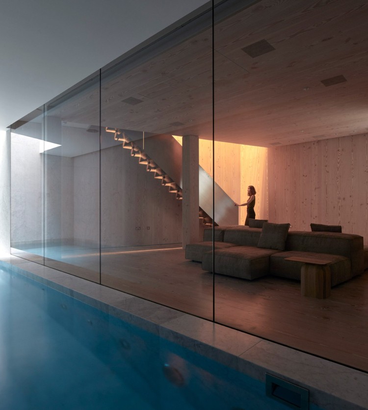 Sala de estar da piscina com parede de vidro, sofá Douglas fir