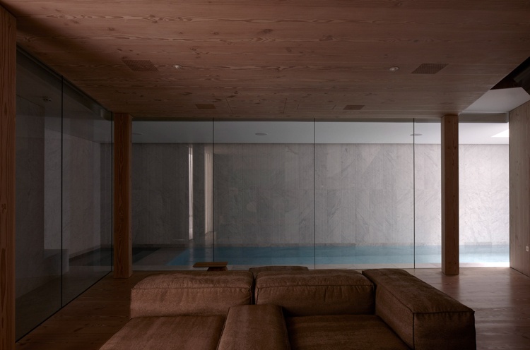 Painéis de teto de abeto Douglas com parede de vidro estofado sofá cinza para piscina