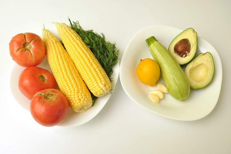 receita vegana salada maionese milho tomate endro abacate abobrinha limão